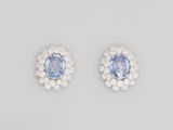 une paire de boucles d'oreilles en saphir et diamant