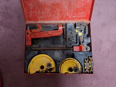 une boîte à outils rouge avec des outils sur le sol