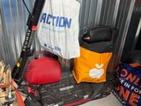 un scooter avec un sac à l'arrière