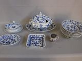 beaucoup d'assiettes et de bols bleus et blancs sur une table