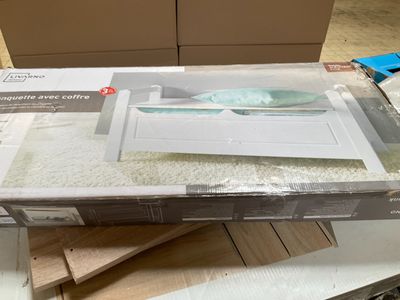 une boîte posée sur une table