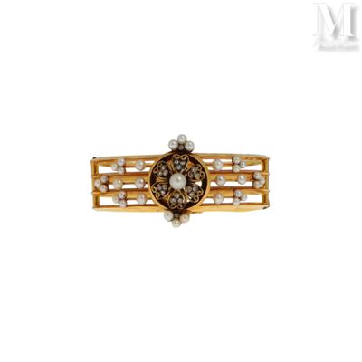 Gros plan sur une bague en or ornée de perles