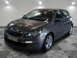 La voiture grise est garée sur le sol à damier du garage.