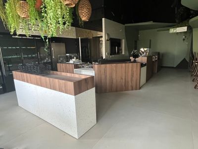 une photo d'une cuisine avec un plan de travail et une plante suspendue au plafond