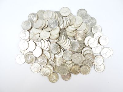 une pile de pièces d'argent sur une surface blanche