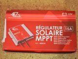 La boîte est ouverte sur la table et contient l'appareil électronique.