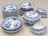 service de table en porcelaine bleue et blanche, orné de fleurs et d'oiseaux bleus