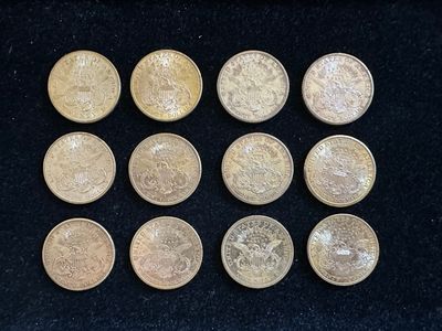 gros plan d'un paquet de pièces de monnaie sur une surface noire