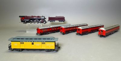 plusieurs petits trains sont alignés sur une surface blanche