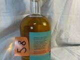 une bouteille d'alcool posée sur une table