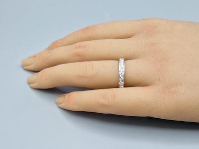 une image représentant la main d'une femme portant une bague en diamant
