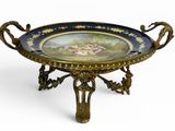 un plateau décoré, orné d'une peinture, posé sur un socle