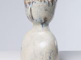 un vase blanc posé sur une table