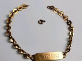 un gros plan d'un bracelet plaqué or sur lequel figure un prénom