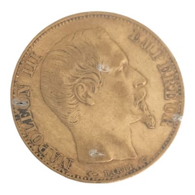 une vieille pièce d'or sur laquelle est représenté le visage d'une femme
