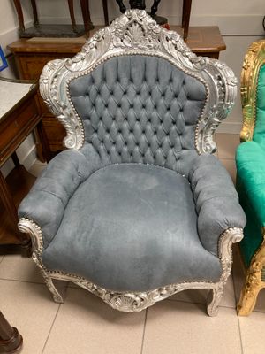 two chairs that are next to each other in a room