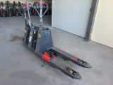 une photo d'un chariot élévateur garé dans un garage