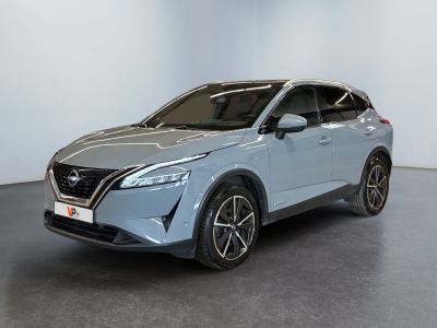 un SUV Nissan QX bleu garé dans un showroom
