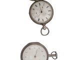 une montre de poche en argent et une autre montre de poche en argent sur fond blanc