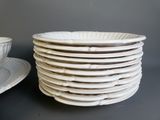 beaucoup d'assiettes empilées les unes sur les autres