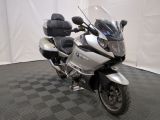 une moto garée sur un sol en damier
