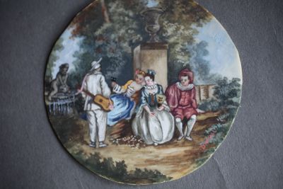 une assiette sur laquelle est représenté un groupe de personnes