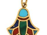 une image représentant un pendentif en or orné d'un motif multicolore