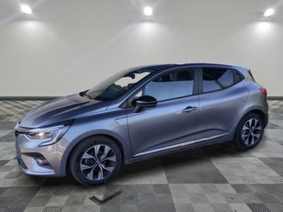 une voiture argentée est garée dans une pièce au sol en damier