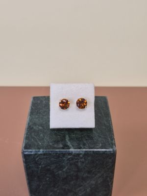 une paire de boucles d'oreilles posée sur un bloc de marbre