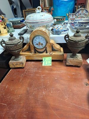 une table en bois surmontée d'une horloge