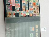 une photo d'une photo d'un mur avec des timbres dessus