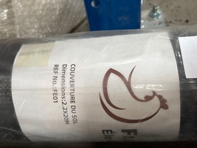 une bouteille de vin emballée, posée sur une table