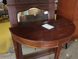 une petite table sur laquelle se trouve un miroir