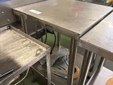 tables de travail et tabourets en acier inoxydable dans une grande cuisine industrielle