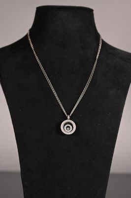 un collier noir et blanc orné d'un motif en spirale, présenté sur un mannequin