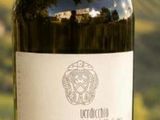 une bouteille de vin posée sur une table