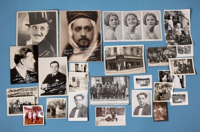 de nombreuses photos anciennes de personnes sur un mur bleu