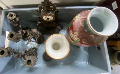 de nombreux vases et une horloge exposés dans une vitrine