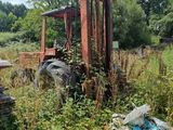 un chariot élévateur qui se trouve au milieu d'un champ