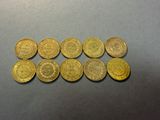 gros plan d'un paquet de pièces d'or sur une table