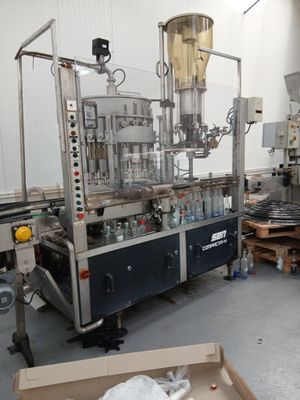 une grande machine qui se trouve au milieu d'une pièce