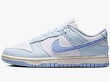 La Nike Dunk Low se décline dans un coloris bleu clair et blanc