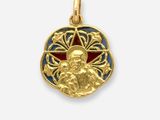un pendentif plaqué or orné d'un motif bleu et rouge