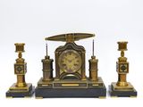 une image représentant une horloge, des bougies et un bougeoir sur fond blanc