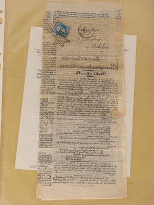 une feuille de papier posée sur une table