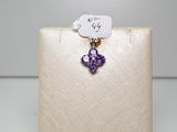 pendentif en forme de cœur en cristal violet, monté sur une chaîne en or et orné d'une petite étiquette