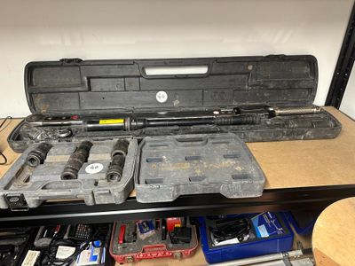 une photo d'une boîte à outils contenant des outils