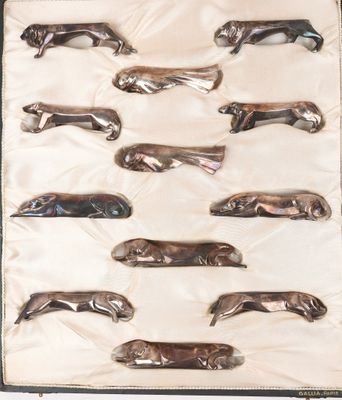 une image représentant un lot de six saucisses plaquées argent