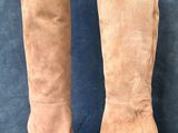 un gros plan sur une paire de bottes à talons hauts posées sur une surface noire