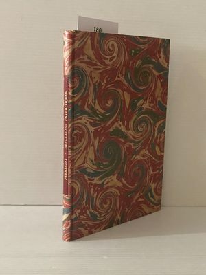 un vieux livre posé sur une table à côté d'un mur blanc